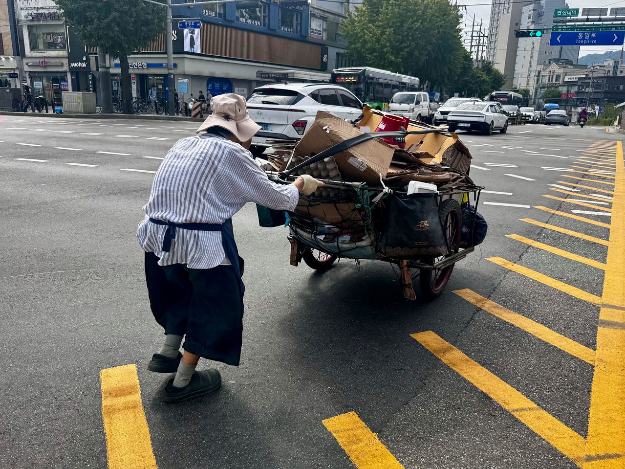폐지 수레를 밀고 가는 임정자씨. 김홍준 기자