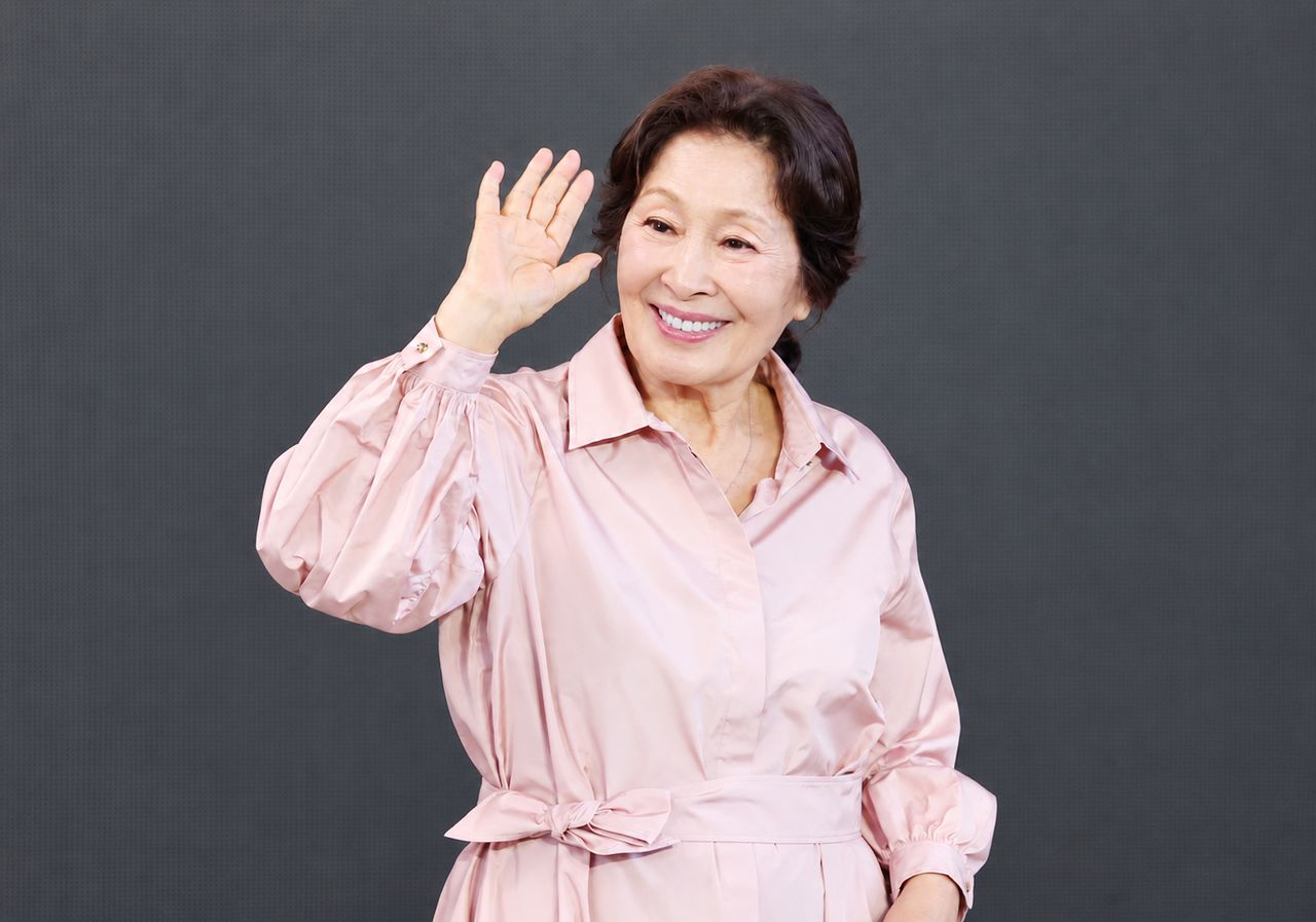 배우 김혜자가 8일 부산 해운대구 영화의전당 야외무대에서 열린 제31회 부산국제영화제 '여전히 찬란하게' 야외무대인사에 참석해 인사하고 있다. 부산=송봉근 객원기자