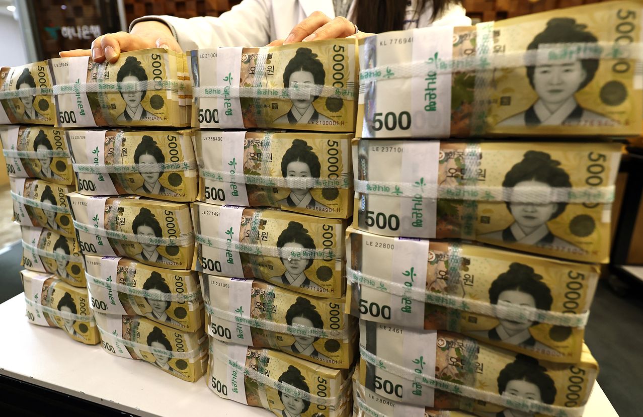 지난 2월 24일 오전 서울 중구 하나은행 위변조대응센터에서 관계자가 원화 5만원권 지폐를 정리하고 있다. 본문과 직접적인 관련 없는 사진. 뉴스1