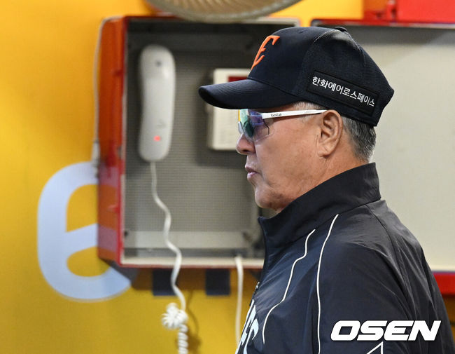 [OSEN=인천, 이대선 기자] 프로야구 SSG 랜더스가 2연승을 질주하며 리그 8위로 올라섰다.SSG는 10일 인천 SSG랜더스필드에서 열린 ‘2026 신한은행 SOL Bank KBO리그’ 한화 이글스와의 경기에서 4-3으로 승리했다. 이날 승리로 2연승을 달린 SSG는 롯데를 제치고 리그 8위로 올라섰다.7회초 한화 김경문 감독이 경기를 바라보고 있다. 2026.09.10 /sunday@osen.co.kr