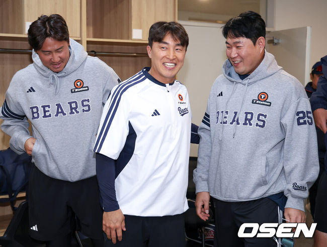 [OSEN=인천, 민경훈 기자] 14일 오후 인천 SSG랜더스필드에서 ‘2026 신한 SOL Bank KBO리그'SSG 랜더스와 두산 베어스의 경기가 진행될 예정인 가운데 경기 전 훈련이 진행됐다.이날 SSG는 타케다를, 두산은 최민석을 선발투수로 내세운다.한편 트레이드로 두산에 합류한손아섭이이용찬, 양의지가 인사를 나누고 있다. 2026.04.14 / rumi@osen.co.kr(사진=두산 제공)