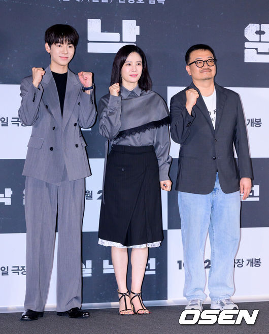 [OSEN=지형준 기자] 영화 '실낙원' 언론 시사회 및 기자간담회가 12일 서울 CGV용산아이파크몰에서 열렸다.‘실낙원’은 9년 전 캠핑스쿨 버스 실종 사건으로 아들을 잃은 엄마 류소영에게 죽은 줄 알았던 아들 류선우가 돌아오면서 벌어지는 이야기를 그린 심리 스릴러다.배우 배현성, 김현주, 연상호 감독이 포토타임을 하고 있다. 2026.10.12 / jpnews@osen.co.kr