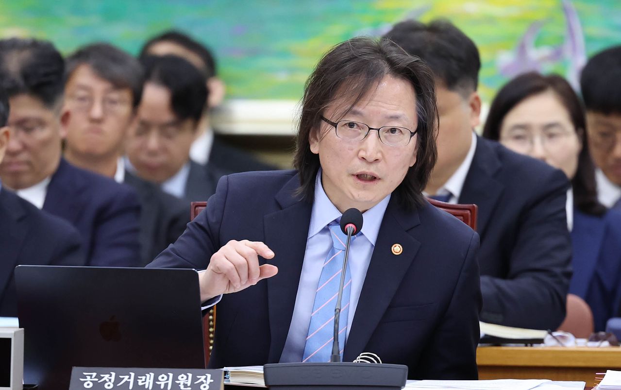 주병기 공정거래위원장이 12일 국회에서 열린 정무위원회의 공정거래위원회 등에 대한 국정감사에서 의원 질의에 답하고 있다. 임현동 기자