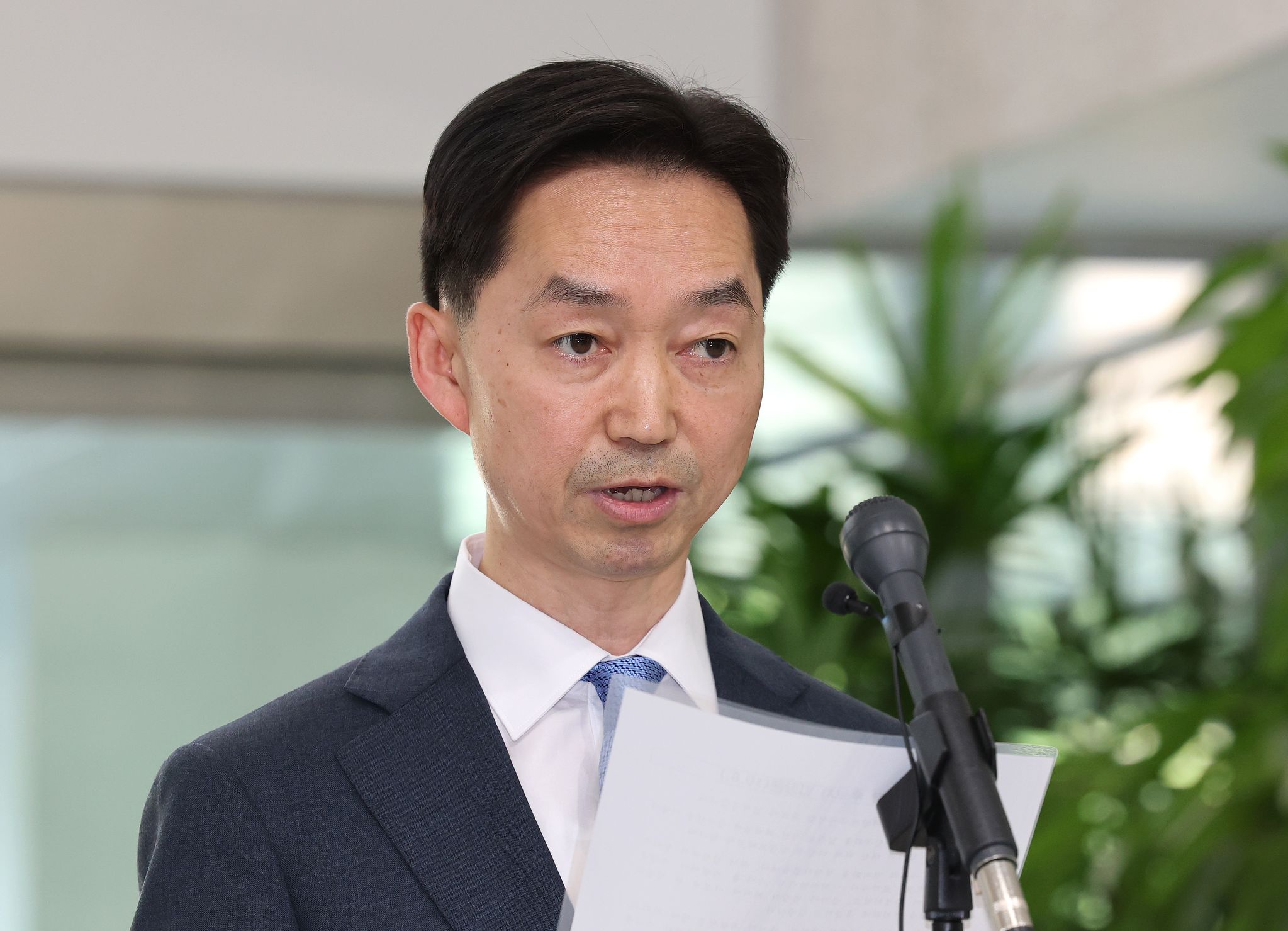 김지용 중대범죄수사청장 후보자가 지난 8일 인사청문회 준비 사무실이 마련된 정부서울청사 창성동 별관에서 현안과 관련한 입장을 밝히고 있다. 연합뉴스