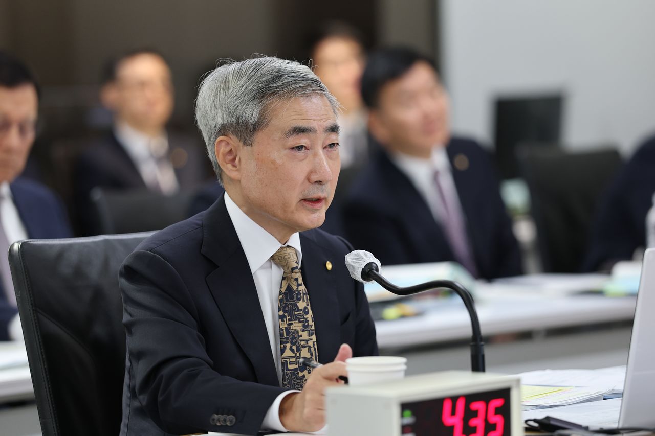 신현송 한국은행 총재가 12일 오전 서울시 중구 남대문로 한국은행에서 열린 국회 재정경제기획위원회 국정감사에서 질의에 답하고 있다. 뉴스1