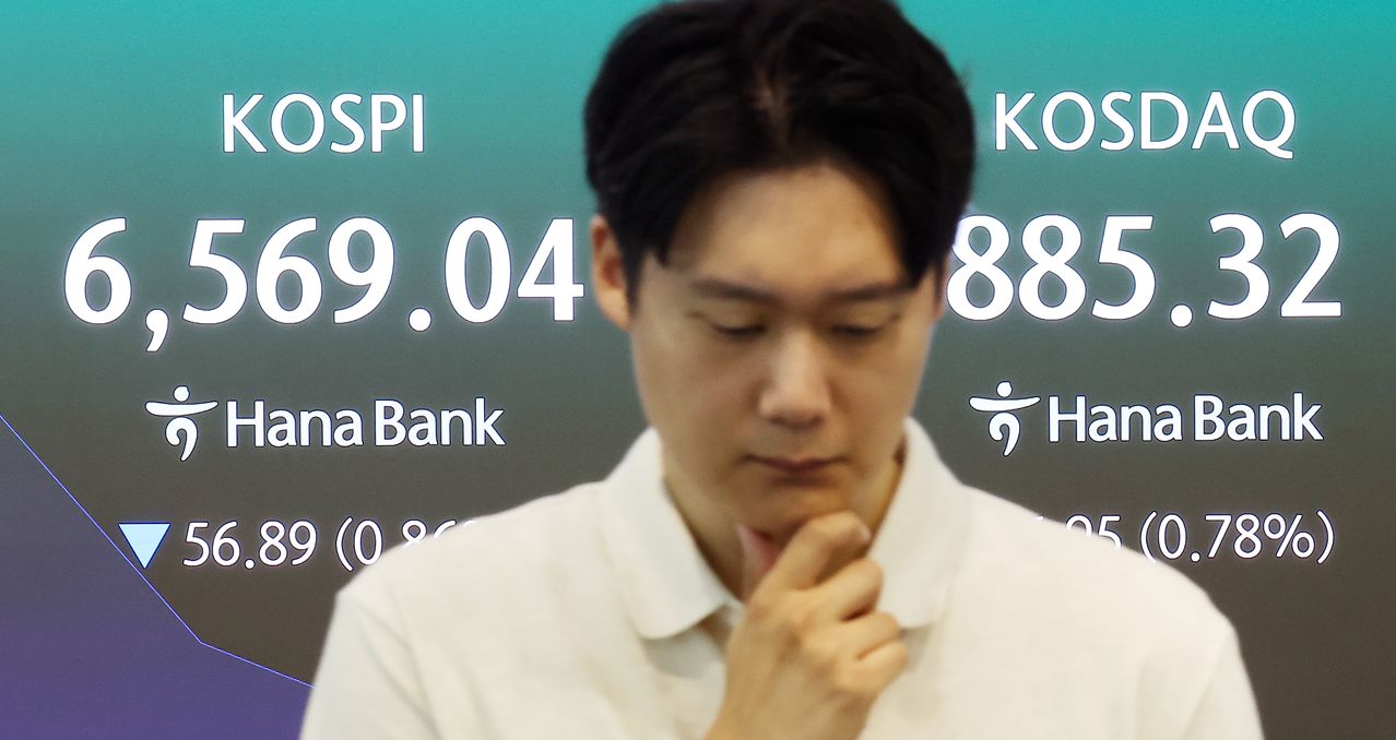 12일 서울 중구 하나은행 본점 딜링룸 전광판에 코스피, 코스닥 지수가 표시돼 있다. 연합뉴스
