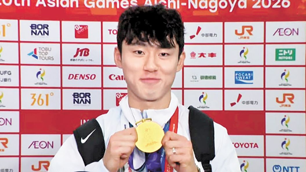 축구대표팀 주장 이기혁이 금메달을 들어보이며 ″군대 안 갑니다″라고 자랑했다. [MBC 캡처] 