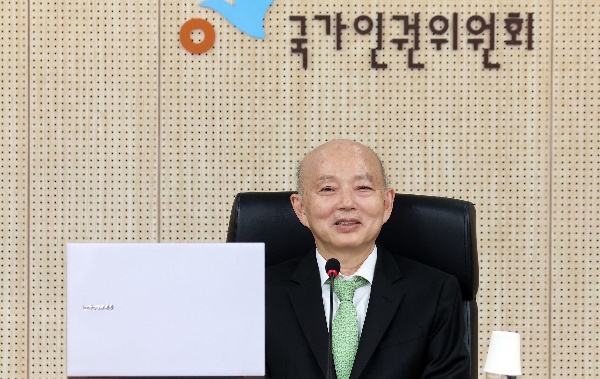 안창호 국가인권위원회 위원장과 위원들이 12일 서울 중구 국가인권위원회에서 열린 제17차 전원위원회에서 회의에 앞서 대화를 하고 있다. 뉴스1