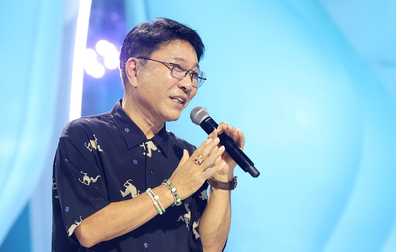 이수만 A2O엔터테인먼트 비저너리 리더 겸 키 프로듀서가 12일 경기도 고양시 일산서구 킨텍스에서 열린 데뷔쇼 '웰컴 투 소울라이트 프롬 에이 투 오 소울 에이 투 오 라이트(WELCOME TO SOULITE From A2O SOUL A2O LITE)‘에서 A2O엔터테인먼트의 방향성과 비전, 엔터 테크 기술을 비롯한 주요 시스템과 콘텐츠 전략을 소개하고 있다. [사진 뉴스1]