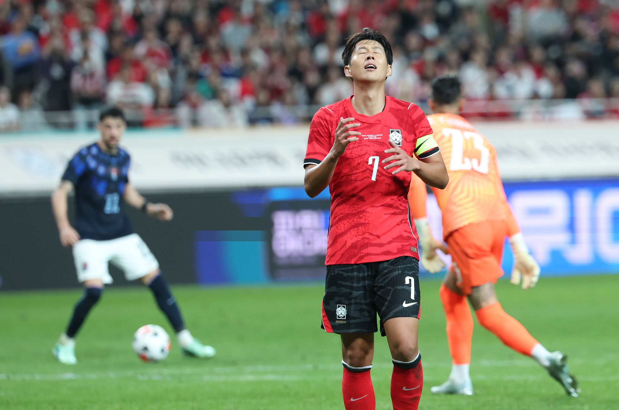 지난달 28일 서울월드컵경기장에서 열린 축구 대한민국과 우루과이의 평가전.   한국 손흥민이 슛을 한 뒤 아쉬워하고 있다. 연합뉴스