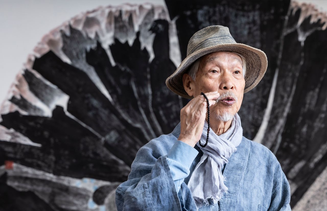 2026년 9월 10일 오전 서울 평창동 가나아트센터에 걸린 금강산 그림 '천지인'(2022) 앞의 박대성. 손에 묵주를 쥐고 있다. 권혁재 사진전문기자