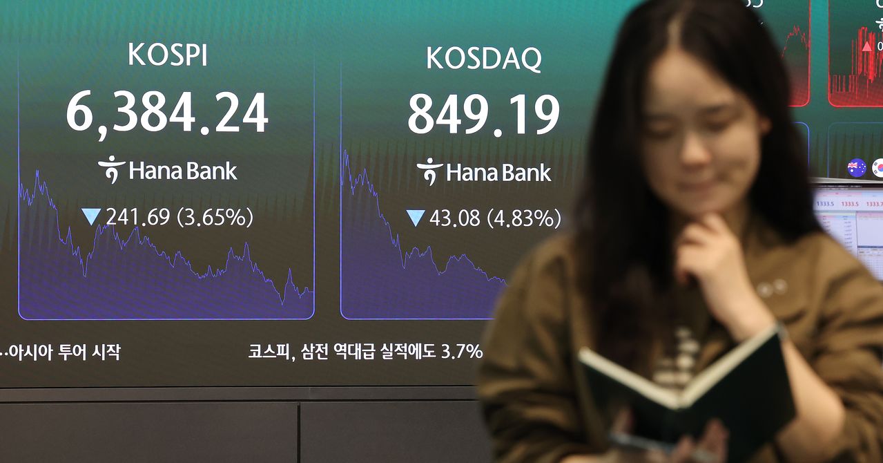 12일 오후 서울 중구 하나은행 본점의 딜링룸 현황판. 연합뉴스