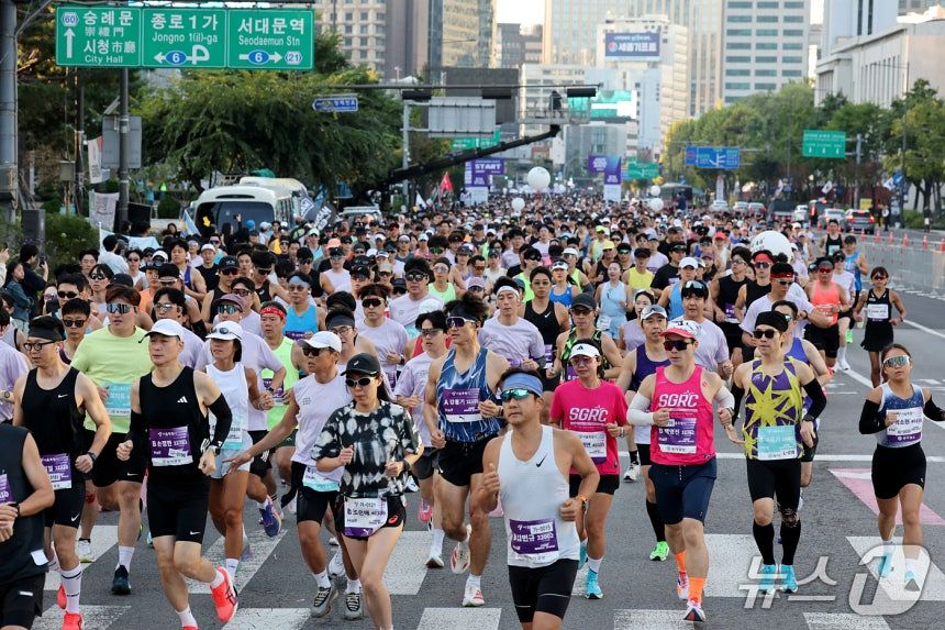 11일 오전 서울 중구 청계광장 앞에서 열린 2026 서울레이스에서 참가자들이 힘찬 출발을 하고 있다. 뉴스1