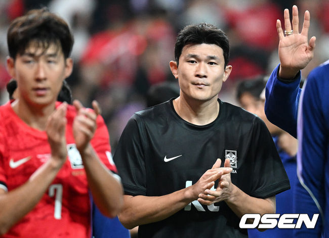 [OSEN= 서울월드컵경기장, 이대선 기자] 로베르트모레노 임시 감독이 이끄는 대한민국 축구 국가대표팀은 28일 서울월드컵경기장에서 디에고 포를란 감독이 지휘하는 우루과이와 A매치 맞대결을 치러 1-4로 대패했다.이로써 모레노 감독은 지난 에콰도르전 3-0 완승 분위기를 이어기는 데 실패했다. 부임 2경기 만에 남미 강호 우루과이를 만나 1-4로 무너졌다.경기 종료 후 한국 김민재가 관중석을 향해 인사를 하고 있다. 2026.09.28 / sunday@osen.co.kr