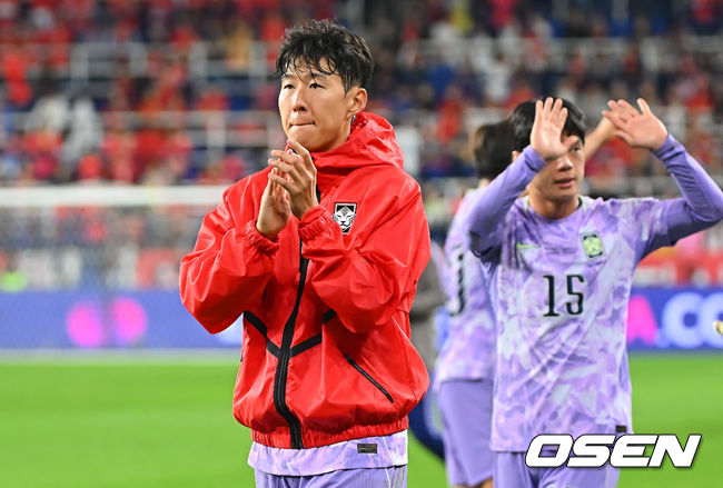 [OSEN=울산, 이석우 기자] 2일 울산문수축구경기장에서 대한민국과 베네수엘라의 친선경기가 열렸다.에콰도르전 3-0 완승과 우루과이전 1-4 대패로 극명한 경기력을 보인 ‘모레노호’가 베네수엘라전에서 전술적 유연성을 앞세워 빠르게 문제점을 보완했는지 시험대에 올랐다.대한민국 축구 손흥민이 베네수엘라와 0-0 무승부를 기록하고 아쉬운 표정으로 팬들에게 인사를 하고 있다. 2026.10.02 / foto0307@osen.co.kr