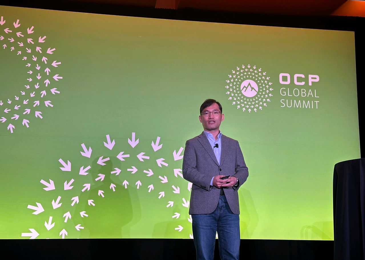 지난 12일(현지시간) 미국 실리콘밸리에서 열린 'OCP Global Summit 2026'에서 삼성전자 DS부문 메모리사업부 AE팀 심호준 상무가 차세대 메모리 기술을 발표하고 있다. 사진 삼성전자