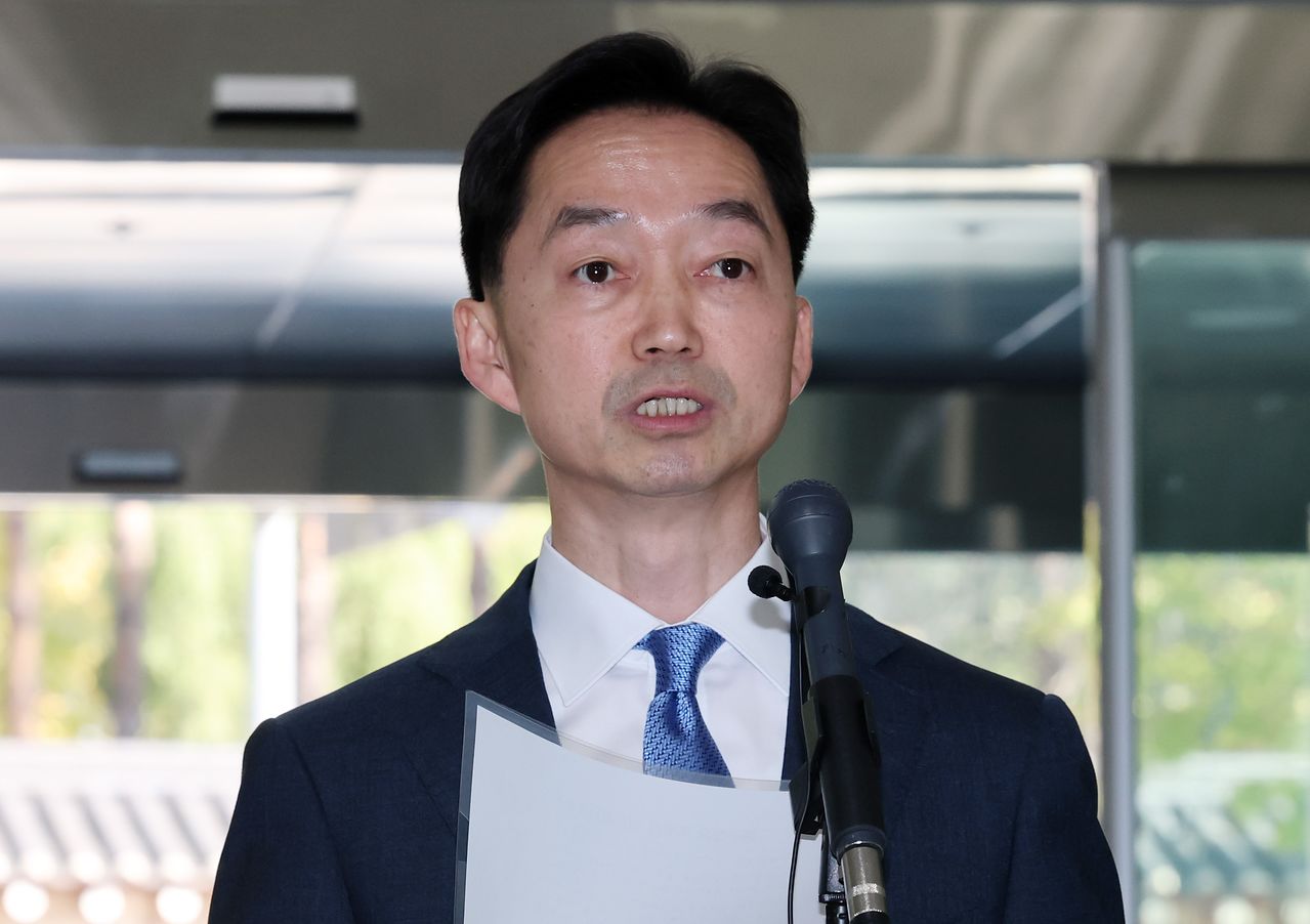 김지용 중대범죄수사청장 후보자가 8일 인사청문회 준비 사무실이 마련된 종로구 정부서울청사 창성동 별관에서 기자회견을 갖고 입장을 발표하고 있다. 뉴스1