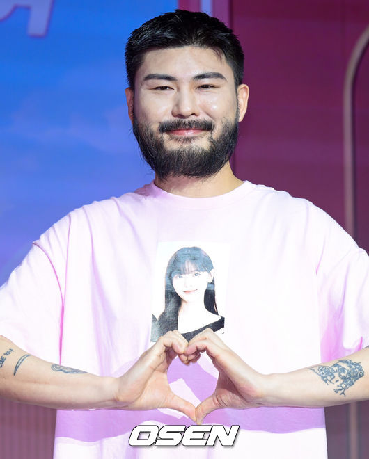 [OSEN=조은정 기자]넷플릭스 연예 예능 ‘모태솔로지만 연애는 하고 싶어’(이하 '모솔연애) 시즌2 제작발표회가 1일 서울 마포구 호텔 나루 서울 엠갤러리에서 열렸다.오는 7일 공개되는 ‘모솔연애’ 시즌2는 연애 경험이 전혀 없는 모태솔로들이 생애 첫 사랑에 도전하는 메이크오버 연애 리얼리티다.가수 카더가든이 포즈를 취하고 있다. 2026.07.01 /cej@osen.co.kr