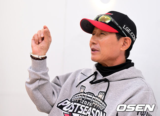 [OSEN=잠실, 지형준 기자] 14일 오후 서울 잠실야구장에서 2026 신한 SOL KBO 와일드카드 결정 1차전 LG 트윈스와 두산 베어스의 경기가 열렸다.LG는 카를로스 카라스코, 두산은 곽빈이 선발로 나섰다.경기에 앞서 LG 염경엽 감독이 인터뷰를 하고 있다. 2026.10.14 / jpnews@osen.co.kr