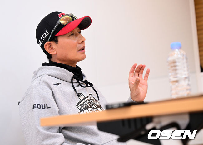 [OSEN=잠실, 지형준 기자] 14일 오후 서울 잠실야구장에서 2026 신한 SOL KBO 와일드카드 결정 1차전 LG 트윈스와 두산 베어스의 경기가 열렸다.LG는 카를로스 카라스코, 두산은 곽빈이 선발로 나섰다.경기에 앞서 LG 염경엽 감독이 인터뷰를 하고 있다. 2026.10.14 / jpnews@osen.co.kr