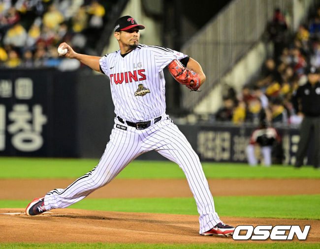 [OSEN=잠실, 지형준 기자] 14일 오후 서울 잠실야구장에서 2026 신한 SOL KBO 와일드카드 결정 1차전 LG 트윈스와 두산 베어스의 경기가 열렸다.LG는 카를로스 카라스코, 두산은 곽빈이 선발로 나섰다.1회초 LG 카라스코가 역투하고 있다. 2026.10.14 / jpnews@osen.co.kr