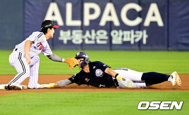 [OSEN=잠실, 지형준 기자] 14일 오후 서울 잠실야구장에서 2026 신한 SOL KBO 와일드카드 결정 1차전 LG 트윈스와 두산 베어스의 경기가 열렸다.LG는 카를로스 카라스코, 두산은 곽빈이 선발로 나섰다.1회초 무사 1루에서 두산 박찬호가 안재석의 2루땅볼에 2루에서 LG 구본혁의 태그를 피해 세이프되고 있다. 원심은 아웃이었지만 비디오 판독 결과 원심 번복. 2026.10.14 / jpnews@osen.co.kr