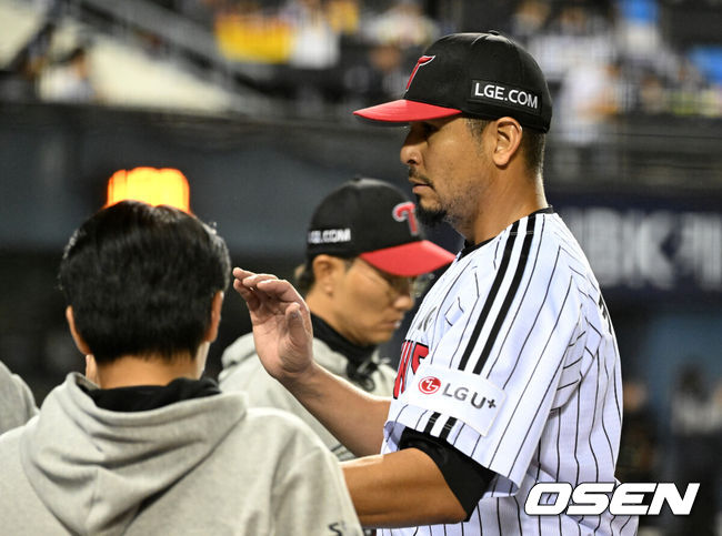 [OSEN=잠실, 이대선 기자] 14일 오후 서울 잠실야구장에서 2026 신한 SOL KBO 와일드카드 결정 1차전 LG 트윈스와 두산 베어스의 경기가 열렸다.LG는 카를로스 카라스코, 두산은 곽빈이 선발로 나섰다.5회초 2사에서 LG 카라스코가 두산 정수빈을 삼진으로 처리하고 더그아웃으로 가고 있다. 2026.10.14 /sunday@osen.co.kr