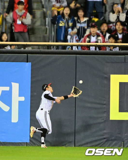 [OSEN=잠실, 지형준 기자] 14일 오후 서울 잠실야구장에서 2026 신한 SOL KBO 와일드카드 결정 1차전 LG 트윈스와 두산 베어스의 경기가 열렸다.LG는 카를로스 카라스코, 두산은 곽빈이 선발로 나섰다.7회말 1사 만루에서 LG 박해민이 두산 양석환의 안타성 타구를 처리하고 있다. 2026.10.14 / jpnews@osen.co.kr