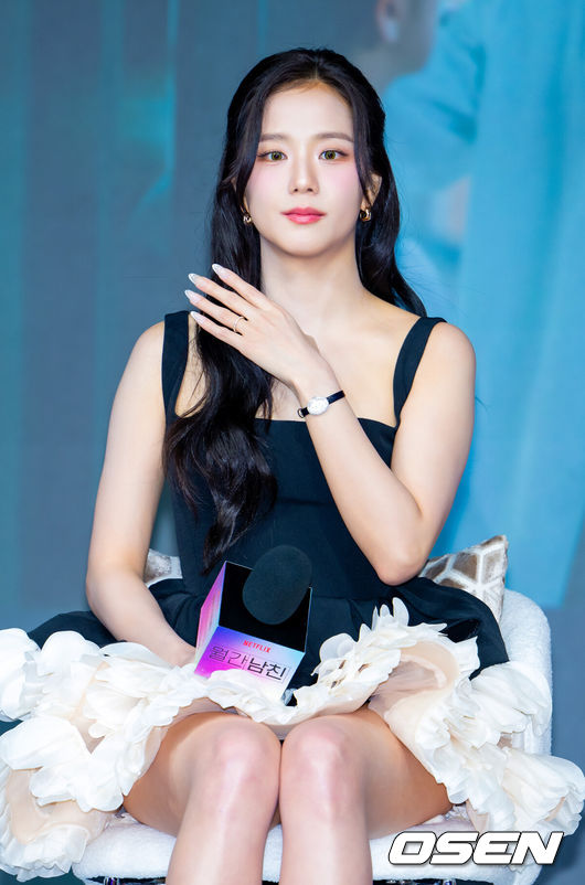 [OSEN=민경훈 기자] 26일 오전 JW메리어트 동대문스퀘어에서 넷플릭스 새 오리지널 시리즈 '월간남친'(극본 남궁도영, 연출 김정식) 쇼케이스가 열렸다.<br /><br />'월간남친'은 현실 생활에 지친 웹툰 PD 미래(지수 분)가 가상 연애 시뮬레이션을 통해 연애를 구독하고 체험해 보는 로망 실현 로맨틱 코미디 시리즈다. '월간남친'은 시리즈 제목이자 극 중 등장하는 가상 연애 구독 서비스다.<br /><br />블랙핑크 지수가 기자간담회에서 머리카락을 만지고 있다. 2026.02.26 / rumi@osen.co.kr