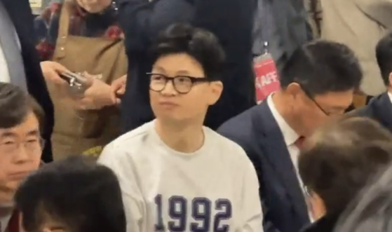 2024년 1월 10일 부산 자갈치시장의 한 횟집에서 한동훈 국민의힘 비상대책위원장이 식사하고 있다. 당시 그는 롯데 자이언츠의 마지막 한국시리즈 우승 연도인 ‘1992’가 적힌 티셔츠를 입었다. 엑스 캡처