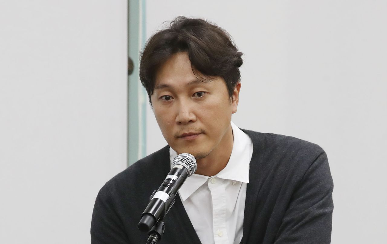 정신건강의학과 전문의 겸 방송인 양재웅씨가 지난 2024년 10월 서울 여의도 국회에서 열린 보건복지위원회의 복지부 등에 대한 종합 국정감사에 증인으로 출석해 자신의 병원에서 발생한 환자 사망 사고 관련한 의원 질의를 듣는 모습. 뉴스1