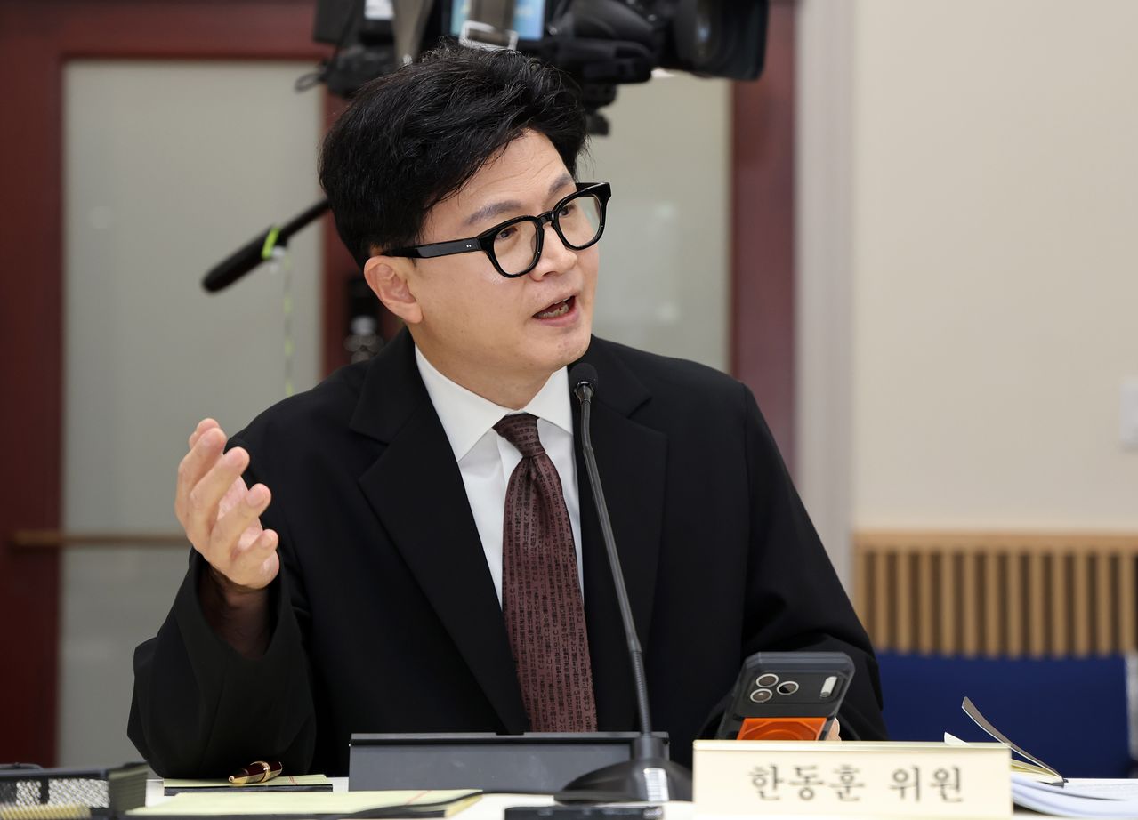 한동훈 무소속 의원이 12일(현지시간) 미국 워싱턴DC 주미한국대사관에서 열린 국회 외교통일위원회 주미한국대사관 등에 대한 국정감사에서 질의하고 있다. 뉴스1