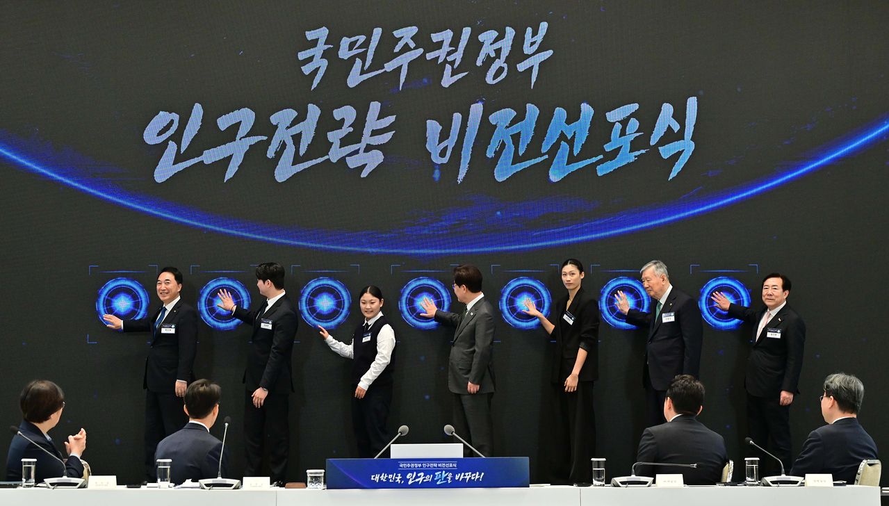 이재명 대통령과 참석자들이 14일 청와대에서 열린 국민주권정부 인구전략 비전 선포식에서 비전 선포 세리머니를 하고 있다. 청와대사진기자단