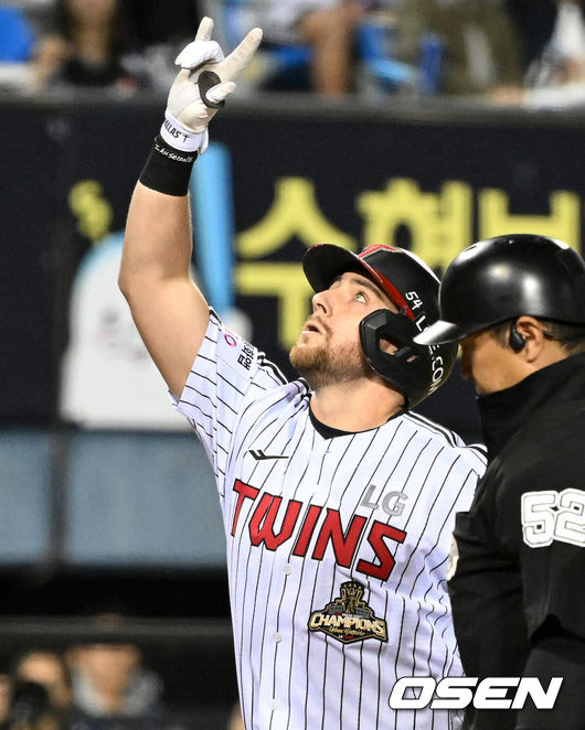 [OSEN=잠실, 이대선 기자] 14일 오후 서울 잠실야구장에서 2026 신한 SOL KBO 와일드카드 결정 1차전 LG 트윈스와 두산 베어스의 경기가 열렸다.LG는 카를로스 카라스코, 두산은 곽빈이 선발로 나섰다.1회말 1사 1루에서 LG 오스틴이 좌월 투런 홈런을 치고 환호하고 있다. 2026.10.14 /sunday@osen.co.kr