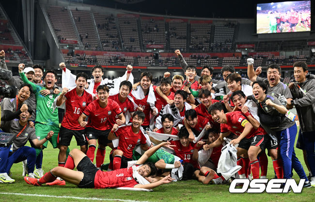 [OSEN=도요타(일본), 박준형 기자] 미쳤다! 엄지성(24, 스완지 시티)이 결승골로 한국축구를 살렸다.이민성 감독이 이끄는 U23 남자축구대표팀은 3일 오후 7시 30분 나고야 스타디움에서 개최된 아이치-나고야 아시안게임 2026 결승전에서 엄지성의 결승골이 터져 숙적 일본을 1-0으로 제압했다.경기종료 금메달 확정한 축구대표팀이 기뻐하고 있다.     2026.10.03 /  soul1014@osen.co.kr