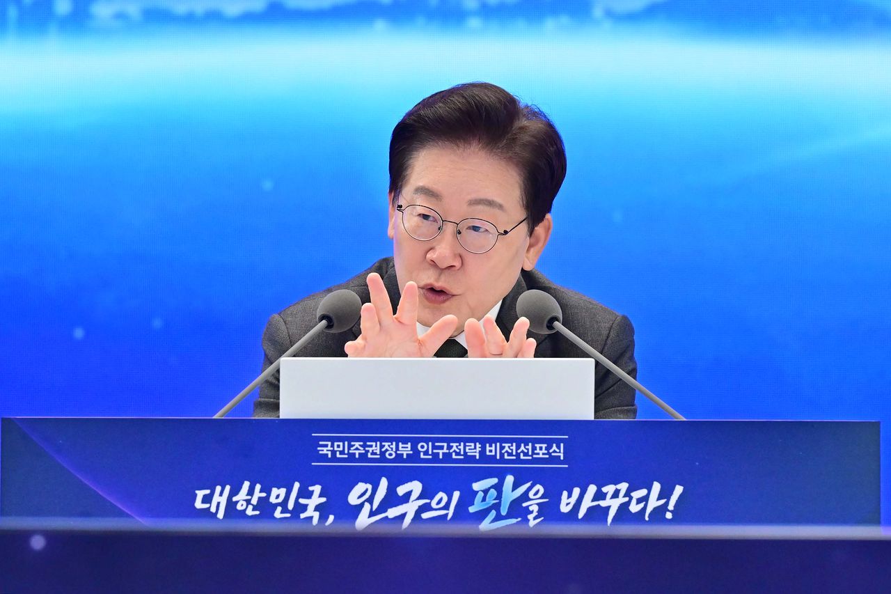 이재명 대통령이 14일 청와대에서 열린 국민주권정부 인구전략 비전 선포식에서 발언하고 있다. 청와대사진기자단 
