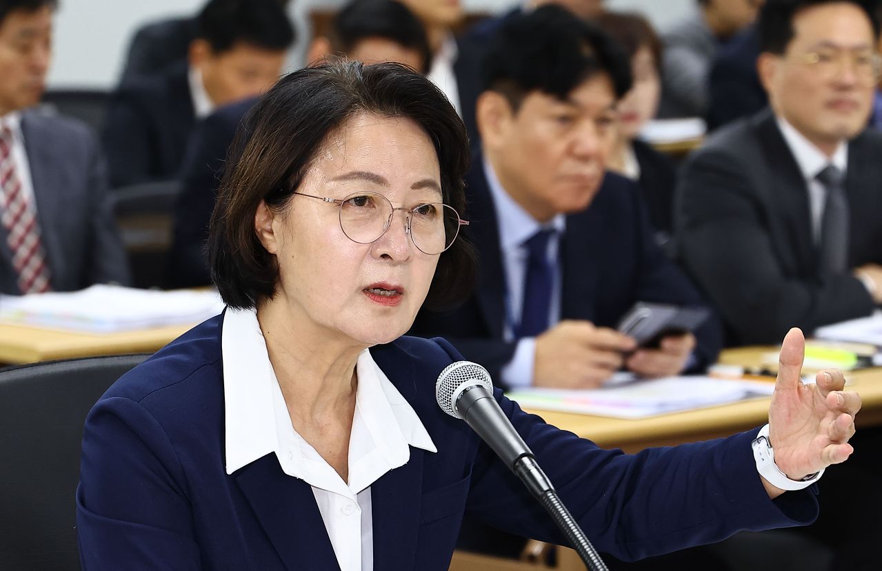 추미애 경기도지사가 13일 경기도청에서 열린 국회 행정안전위원회 경기도 국정감사에서 의원들의 질문에 답변하고 있다. 김종호 기자