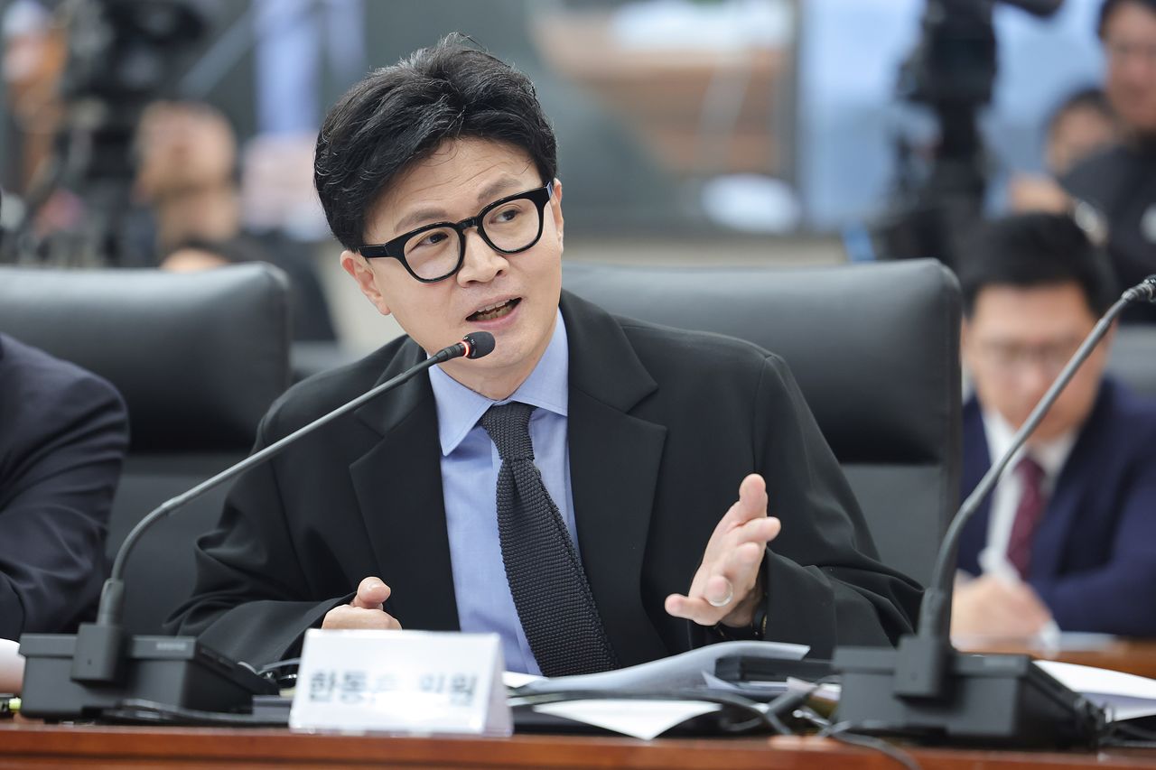 무소속 한동훈 의원이 지난 7일 서울 종로구 남북회담본부에서 열린 외교통일위원회 국정감사에서 정동영 통일부 장관에게 질의하고 있다. 연합뉴스