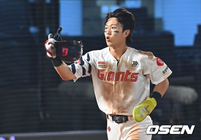 [OSEN=부산, 이석우 기자] 30일 부산 사직야구장에서 2026 신한 SOL KBO 리그 롯데 자이언츠와 키움 히어로즈의 경기가 열렸다. 홈팀 롯데는 로드리게스가, 방문팀 키움은 김성진이 선발 출전했다.롯데 자이언츠 전민재가 2회말 2사 1,2루 손성빈의 2루수 오른쪽 내야 안타때 홈으로 쇄도, 득점을 올리고 하이파이브를 하고 있다. 2026.09.30 / foto0307@osen.co.kr