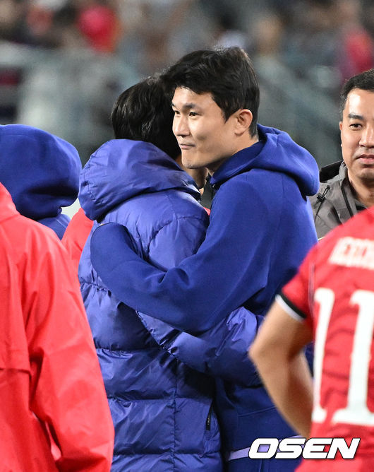 [OSEN=용인, 이대선 기자] 한국축구에 역사적인 날이다. 손흥민(34, LAFC)이 전설 차범근의 A매치 최다골 기록을 넘었다.로베르트 모레노 감독이 이끄는 대한민국 축구대표팀은 6일 오후 8시 용인미르스타디움에서 개최되는 친선전에서 우즈베키스탄을 상대로 손흥민의 선제골과 오세훈의 추가골이 터져 2-0 완승을 거뒀다.경기 종료 후 대한민국 김민재, 손흥민이 승리의 기쁨을 나누고 있다. 2026.10.06 /sunday@osen.co.kr