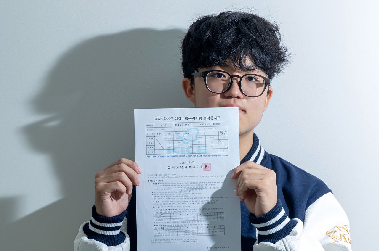 왕정건씨가 2026학년도 수능 성적통지표를 들고 있다. 국어(언어와 매체), 수학(미적분), 영어, 탐구(지구과학Ⅰ·화학Ⅱ), 한국사, 제2외국어(아랍어Ⅰ) 등 전 과목에서 만점을 받았다. 장진영 기자 