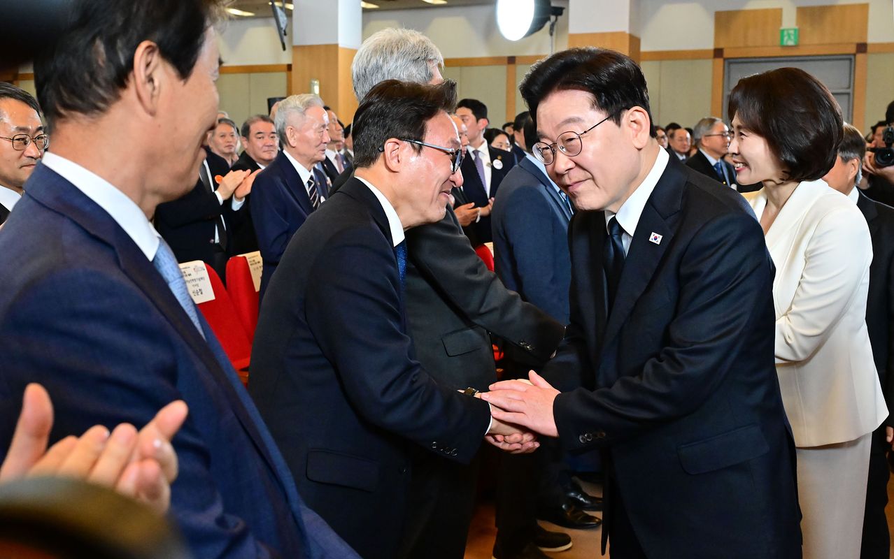 이재명 대통령이 16일 부산에서 열린 제47주년 부마민주항쟁 기념식에서 김민석 더불어민주당 대표와 인사하고 있다. 청와대사진기자단