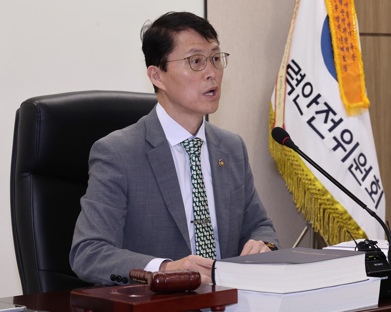 최원호 원자력안전위원회 위원장이 15일 서울 종로구 원안위 대회의실에서 회의를 주재하고 있다. 뉴스1