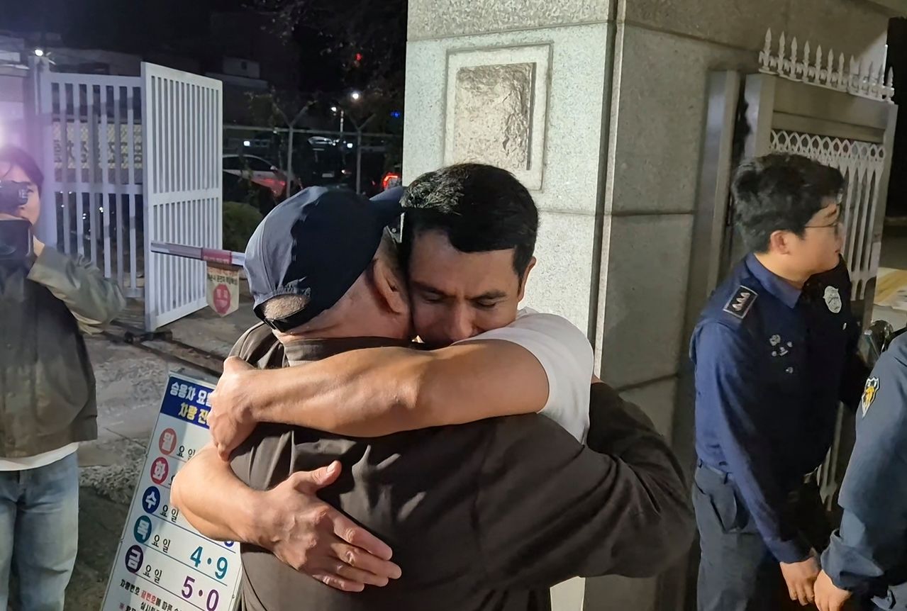 재심 개시가 결정된 15일 형집행정지로 창원교도소에서 나온 보조로브 아크말(오른쪽)이 부친을 안고 눈물을 흘리고 있다. 안대훈 기자