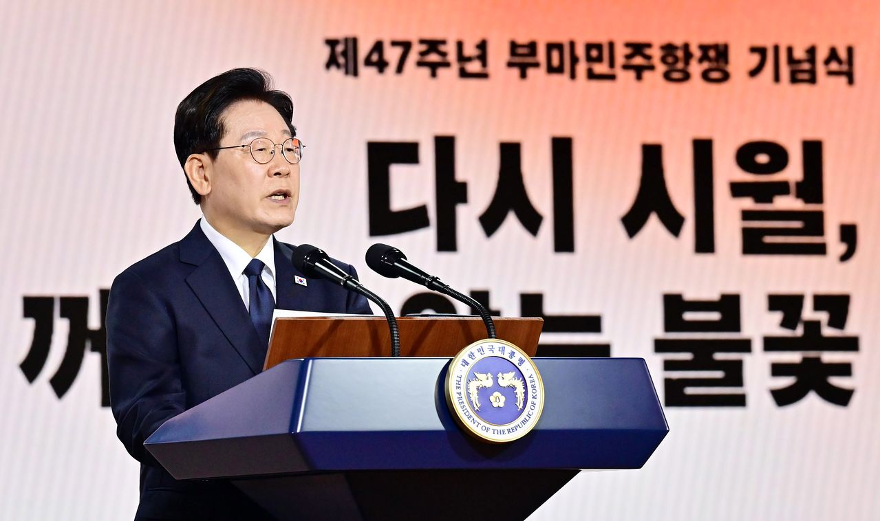 이재명 대통령이 16일 부산에서 열린 제47주년 부마민주항쟁 기념식에서 기념사를 하고 있다. [청와대사진기자단]