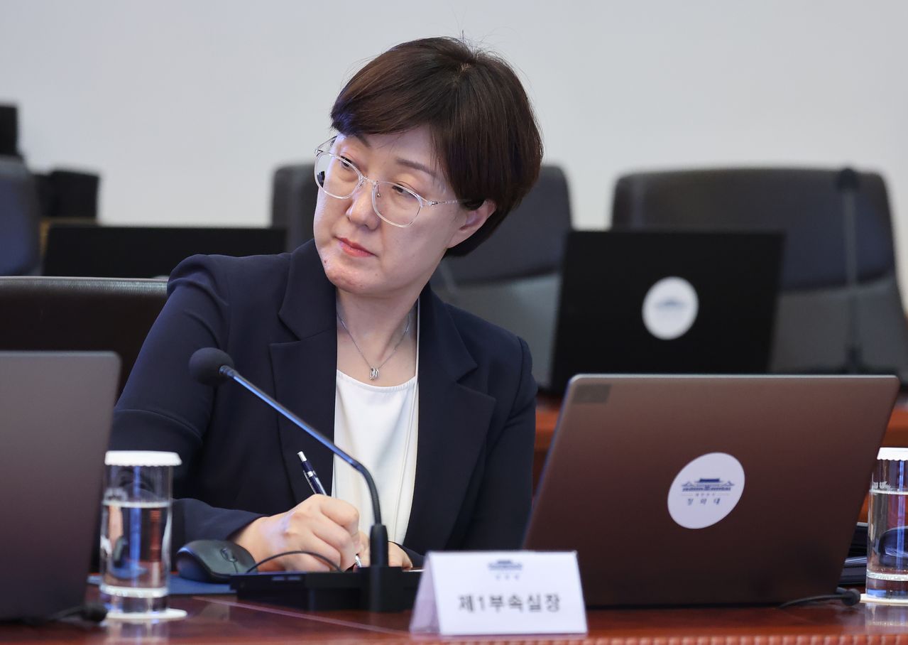 김현지 제1부속실장이 9월 21일 청와대에서 열린 수석 보좌관 회의에 참석해 있다. 뉴스1