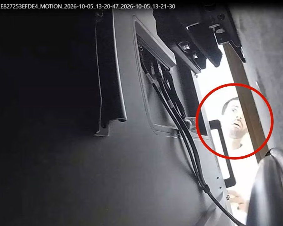 오픈AI 직원 출신인 압둘라흐만 알포잔미가 지난 9월 오픈AI 임원 회의실 모니터 뒤에 도청장치를 설치하던 모습. 미 연방수사국(FBI) 제공