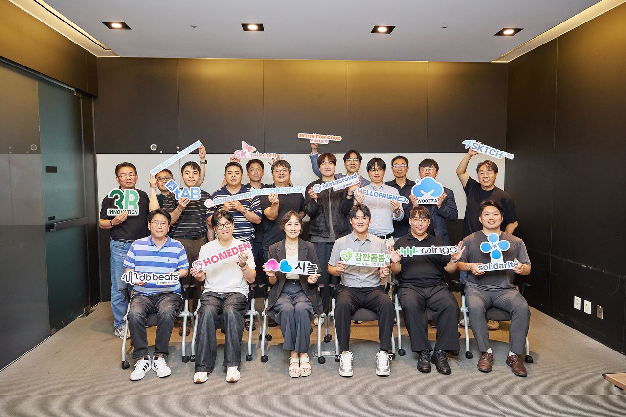 ‘2026 SKTCH for Good’ 부트캠프에서 스타트업 대표들과 SKT 구성원들이 기념 사진을 찍고 있다. [사진 SK텔레콤]