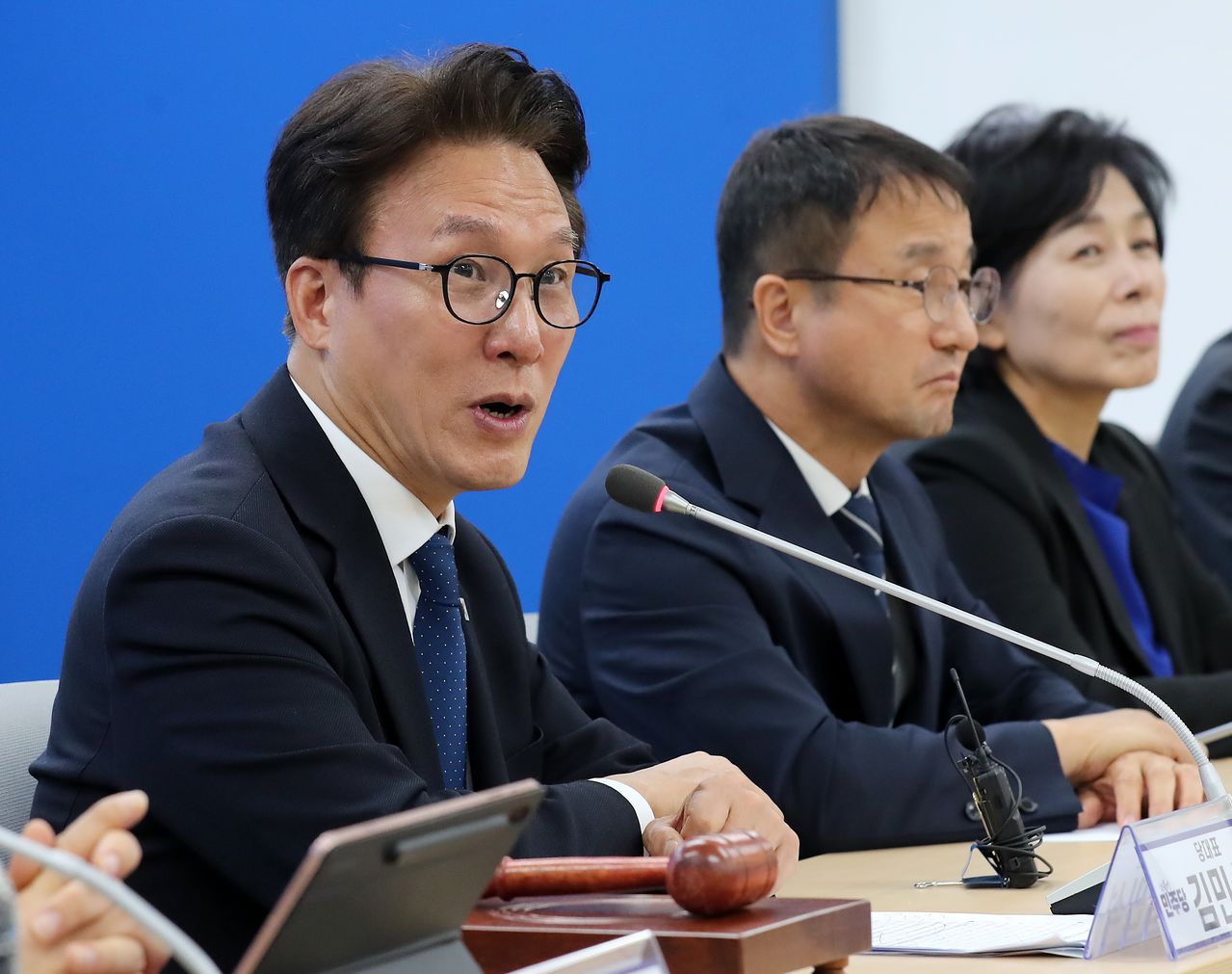 김민석 더불어민주당 대표가 16일 부산 동구 더불어민주당 부산시당에서 열린 부산 최고위원회의에서 발언하고 있다. 뉴스1