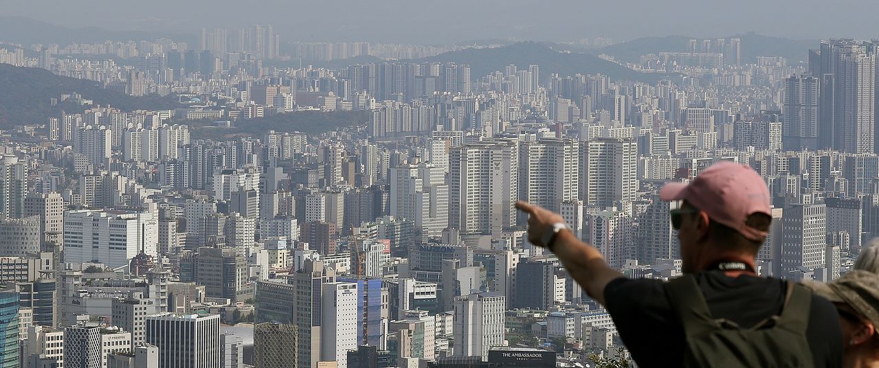 지난 12일 서울 남산에서 아파트 단지가 보이고 있다. 뉴스1